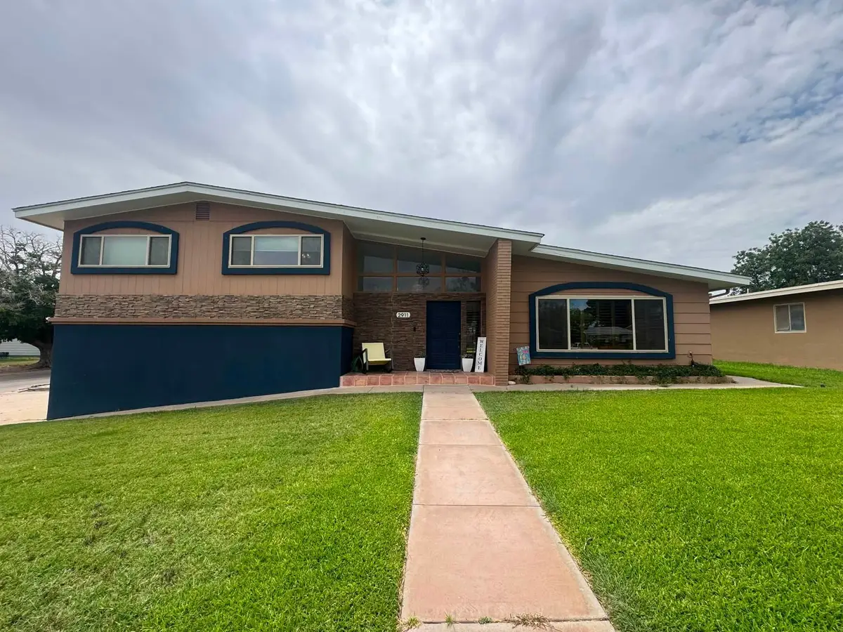 2911 Mountain View Dr, Carlsbad, NM 88220 - #1