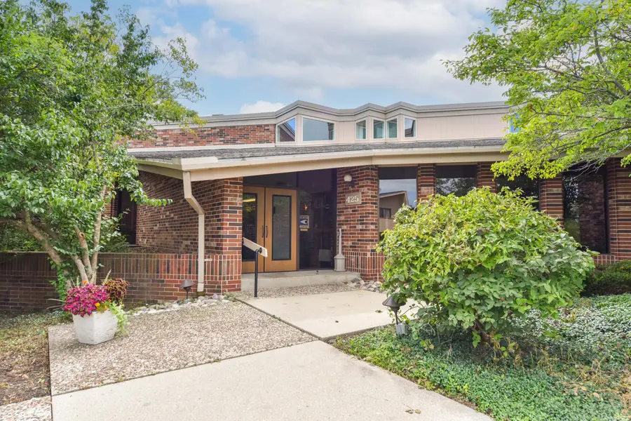 425 W Willow Ct, Fox Point, WI 53217 - #2