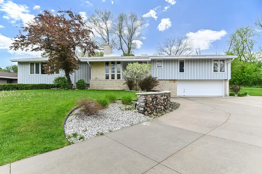 301 W Indian Creek Ct, Fox Point, WI 53217 - #2