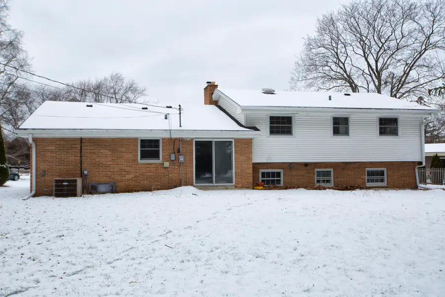 2261 W Kenboern Dr, Glendale, WI 53209 - Image #2