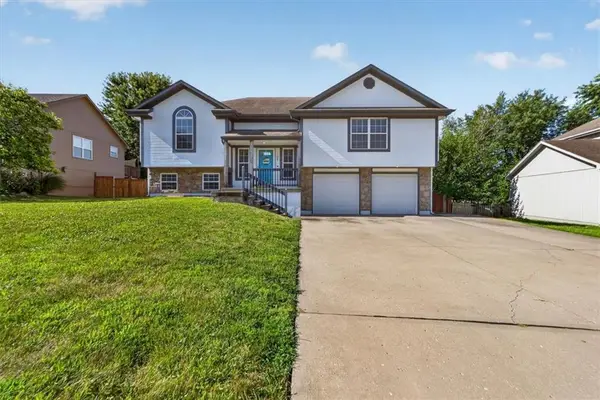 1109 White Oak Court, Raymore, MO 64083