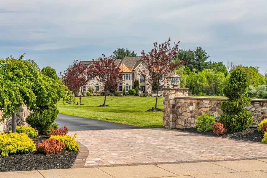8 Kren Drive, Raritan, NJ 08551 - #2