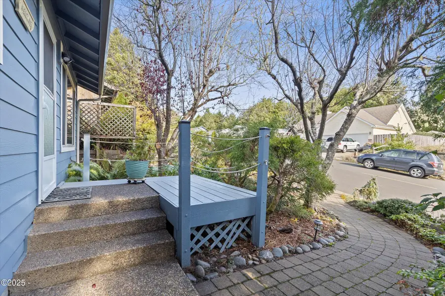 1420 SW Fairway Dr, Waldport, OR 97394 - Image #2
