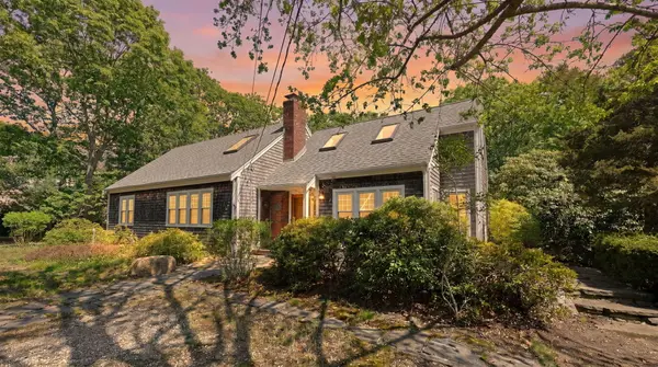 90 Comanche Dr, Falmouth, MA 02540