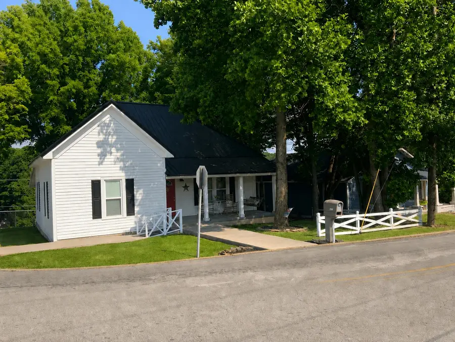 306 N Cherokee Street, La Fayette, GA 30728 - #2