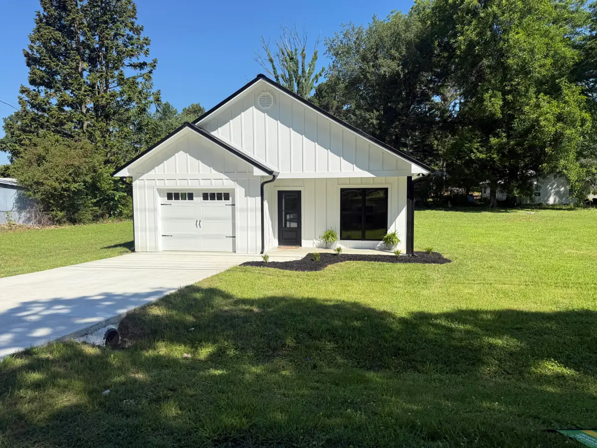 400 E 5th Street, Stevenson, AL 35772 - #1