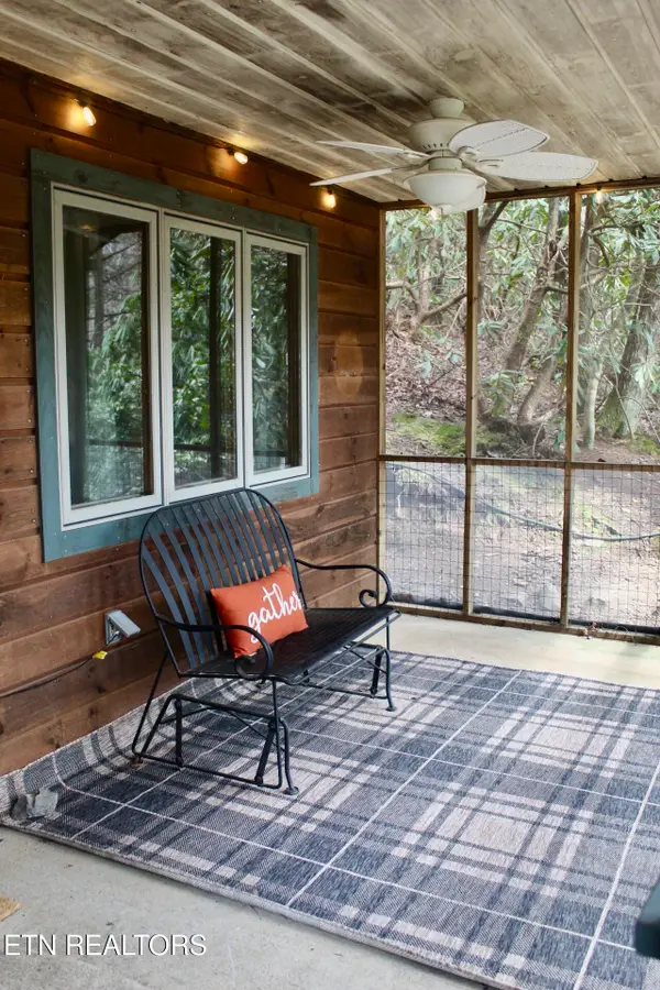 925 Sunshine Tr, Gatlinburg, TN 37738