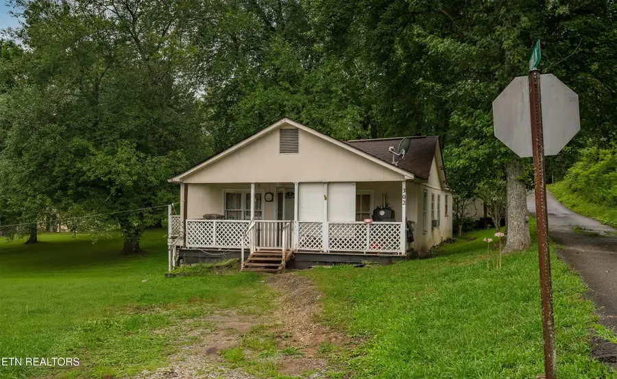 302 Woody Ave, Harriman, TN 37748 - #2