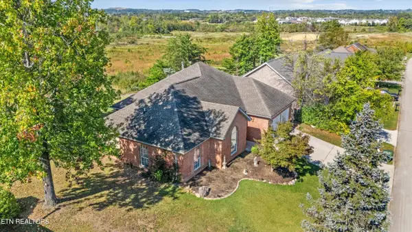 1053 Saint Johns Dr, Maryville, TN 37801