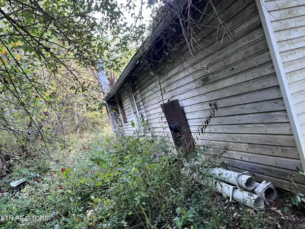 8606 Apple St, Pound, VA 24279