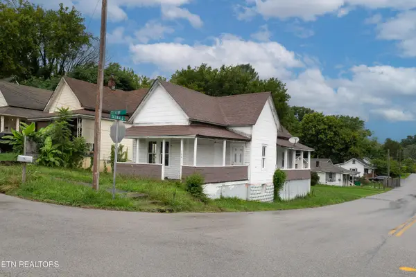 902 Crescent St, Harriman, TN 37748