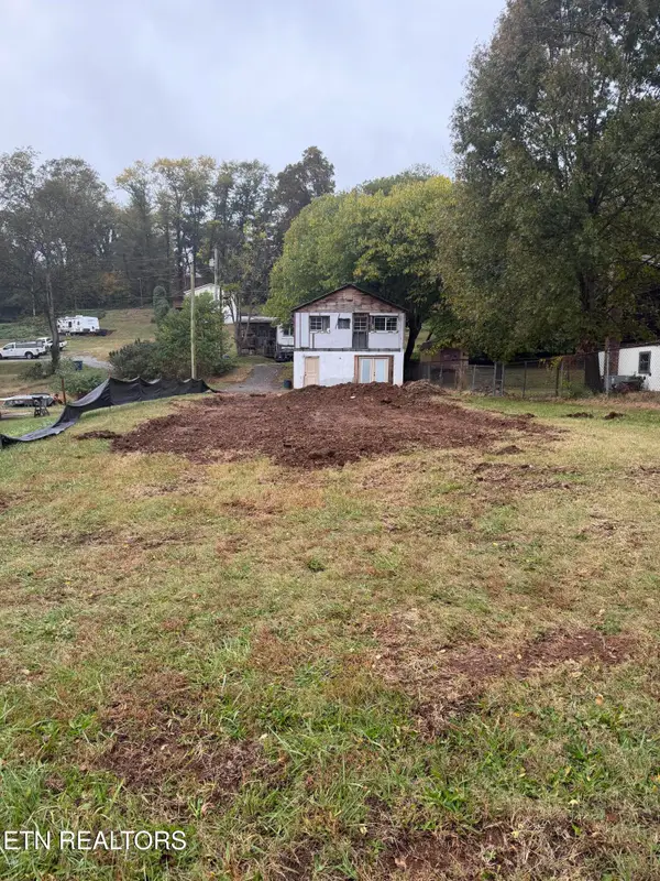 521 Clifty St, Harriman, TN 37748