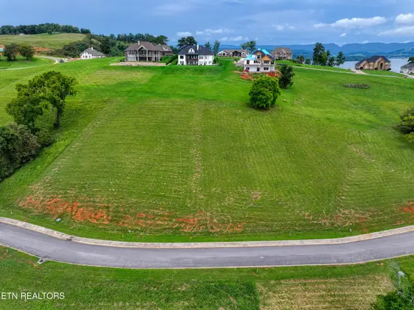 2447 Starboard Crest Rd, Morristown, TN 37814