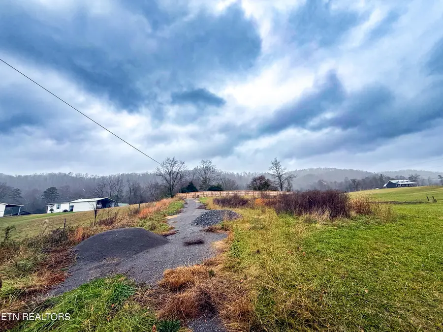 2015 Tater Valley Rd, Washburn, TN 37888 - Image #2