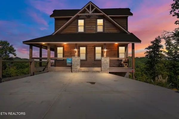 2943 Lightning Strike Dr, Sevierville, TN 37862