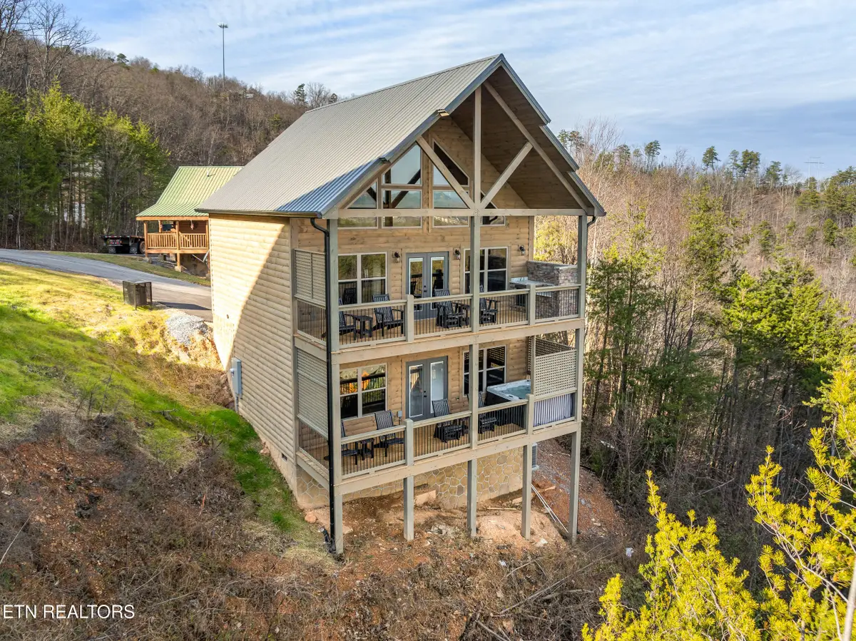 804 Peak Loop Way, Pigeon Forge, TN 37876 - Image #1