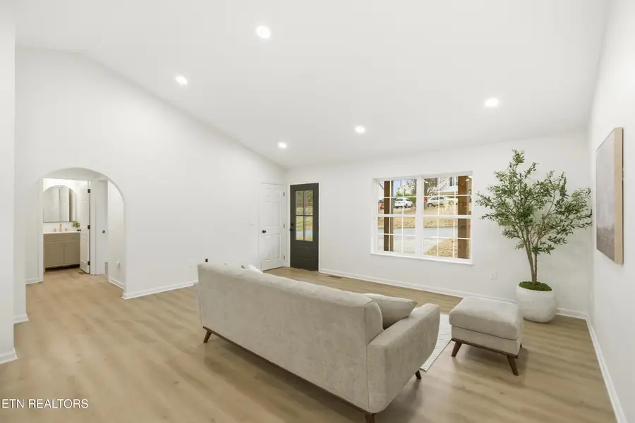 805 Farnsworth Court, Strawberry Plains, TN 37871 - Image #3