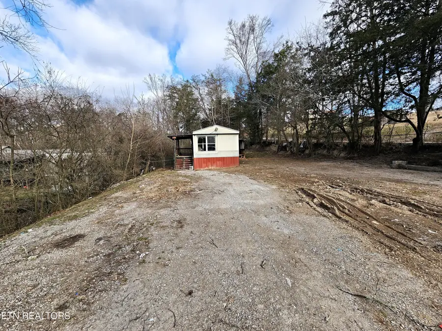 975 Davis Chapel Rd, Lafollette, TN 37766 - Image #2