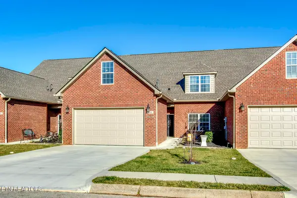 984 Meadow Walk Lane, Lenoir City, TN 37772