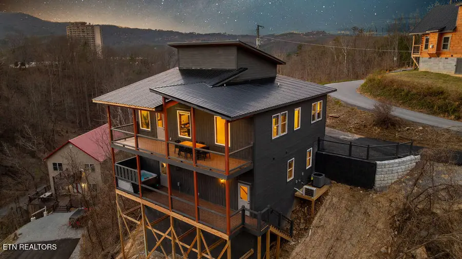 814 Davenport Rd, Gatlinburg, TN 37738 - Image #2