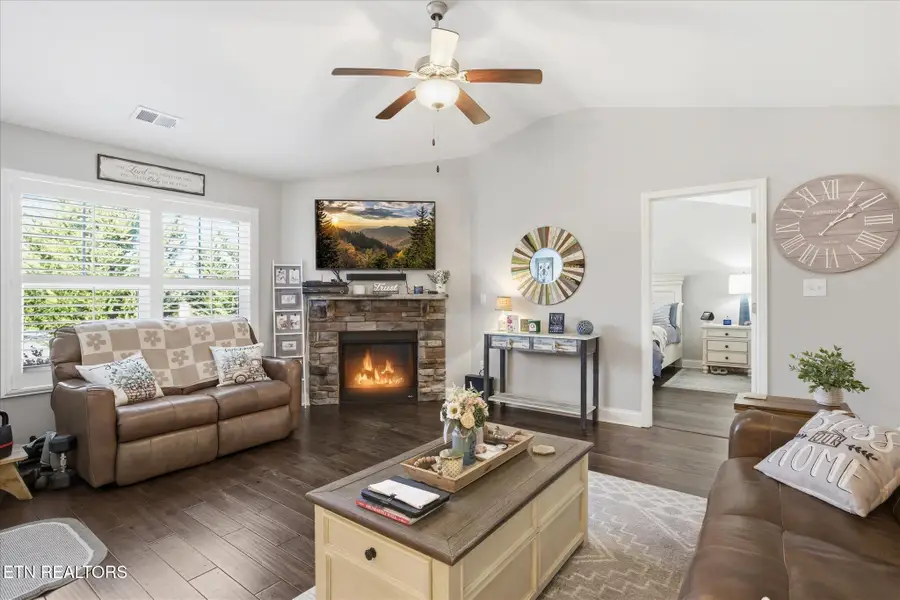 422 Larkspur Way, Sevierville, TN 37862 - Image #2