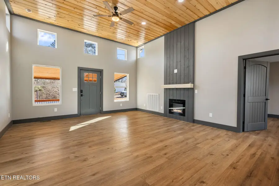 982 Smokey Mountain Queen Rd, Sevierville, TN 37876 - Image #3