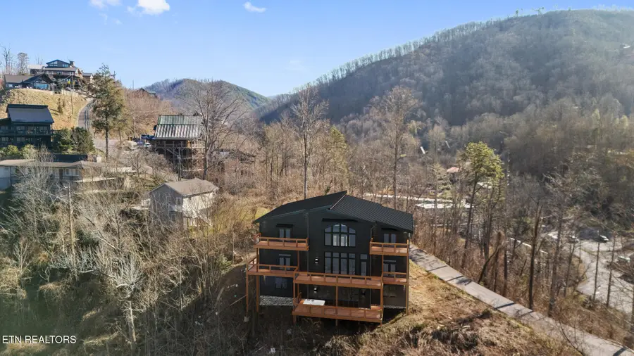 245 Brownsridge Rd, Gatlinburg, TN 37738 - Image #2