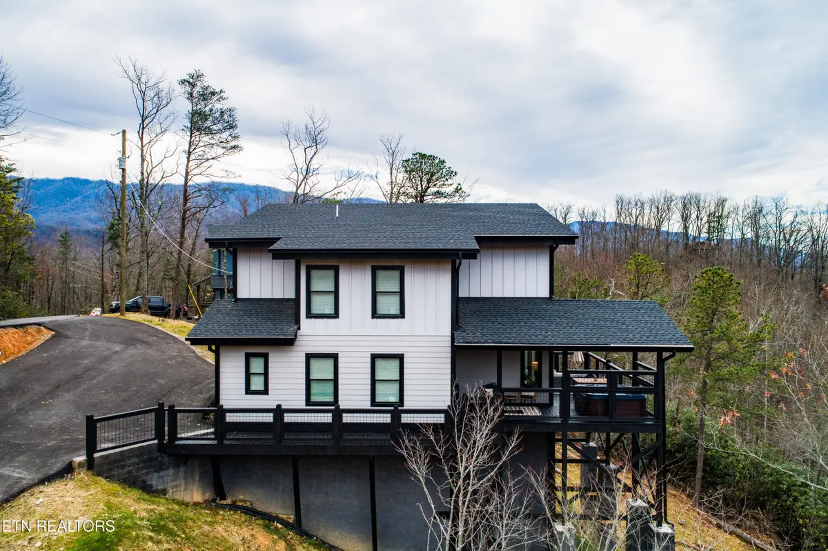 1113 Mathis Hollow Rd, Gatlinburg, TN 37738 - #1