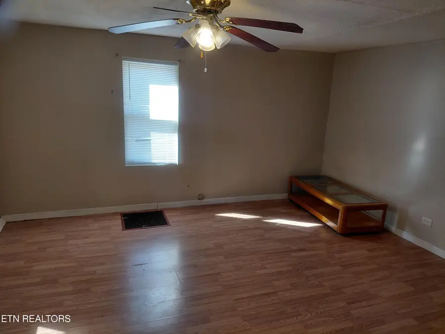 414 W Ash St, Lafollette, TN 37766 - #3