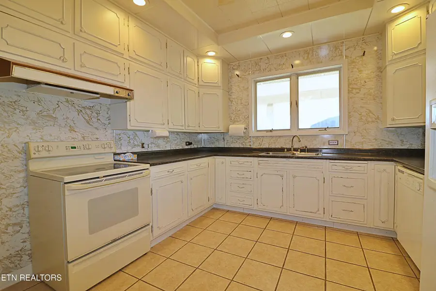 108 W 1st Ave, Oneida, TN 37841 - #2