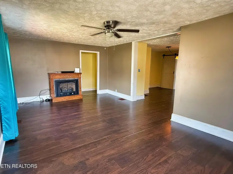 206 E Chestnut St, La Follette, TN 37766 - #3
