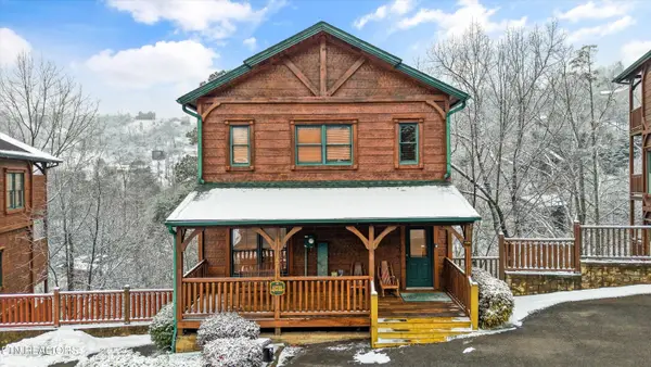 826 Great Smoky Way, Gatlinburg, TN 37738