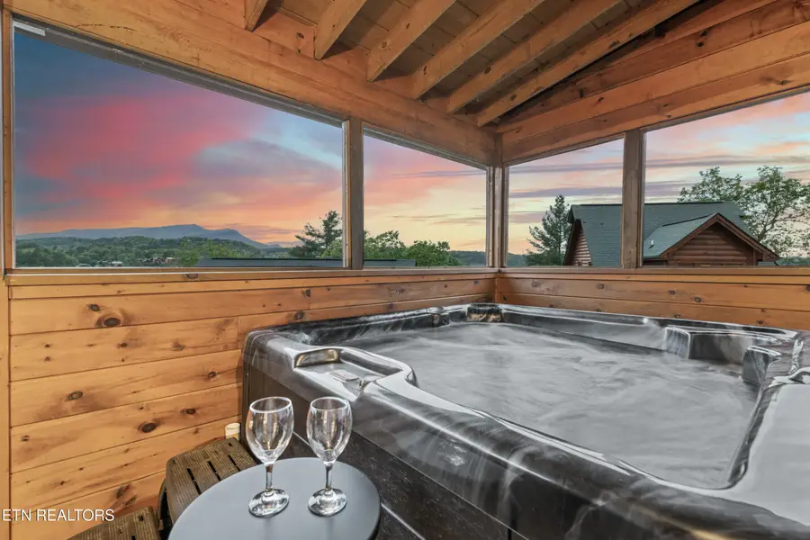 427 Big Bear Way, Pigeon Forge, TN 37863 - #2