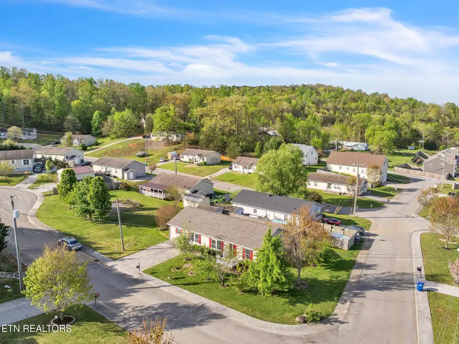 902 Oak Village Ct., Dandridge, TN 37725 - #3