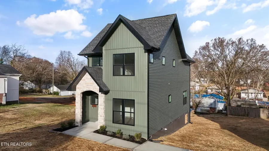 925 E Drive E, Knoxville, TN 37996 - #2