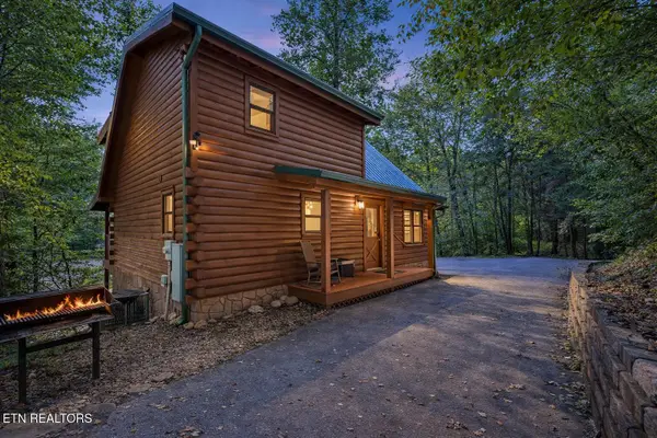 635 Black Bear Falls Way, Gatlinburg, TN 37738