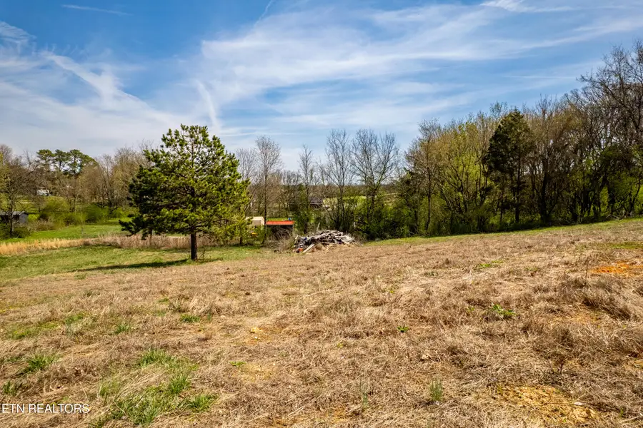 2416 Sweetwater Vonore Rd, Sweetwater, TN 37874 - #2