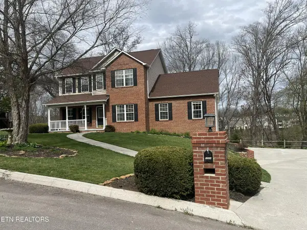 1722 Breezy Ridge Tr, Knoxville, TN 37922