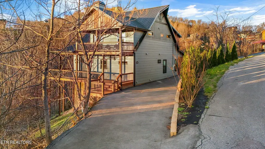 561 Edgewood Drive, Gatlinburg, TN 37738 - #2