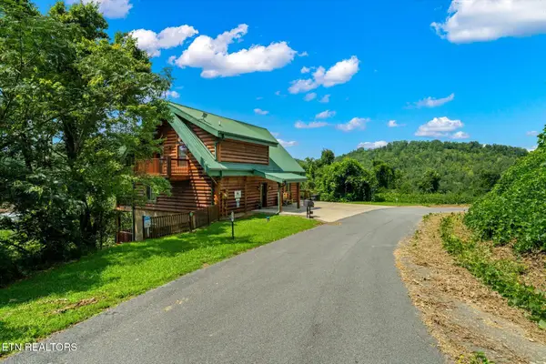 4430 New Pioneer Tr, Pigeon Forge, TN 37863