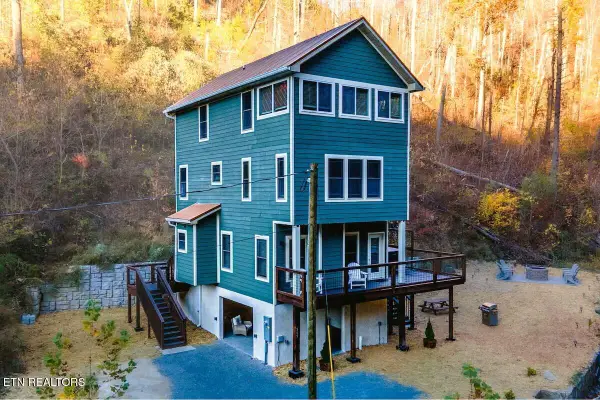 569 Baskins Creek Rd, Gatlinburg, TN 37738