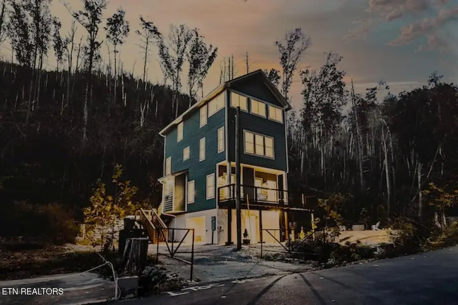 569 Baskins Creek Rd, Gatlinburg, TN 37738 - #2