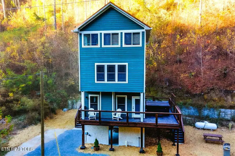 569 Baskins Creek Rd, Gatlinburg, TN 37738 - #3