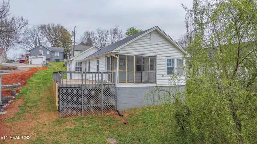 1009 E 1st Ave, Lenoir City, TN 37771 - #2