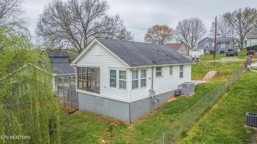 1009 E 1st Ave, Lenoir City, TN 37771 - #3