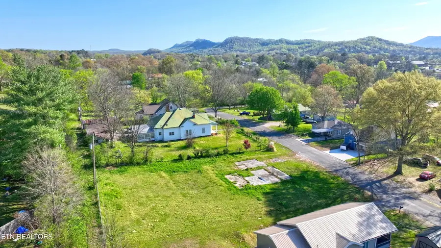 426 Illinois Ave, Etowah, TN 37331 - #2