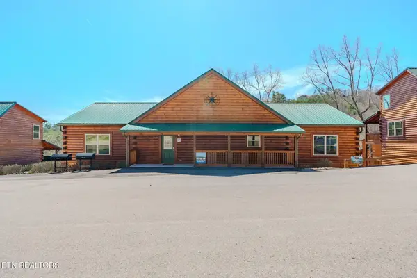 825 String Run Way St, Pigeon Forge, TN 37863