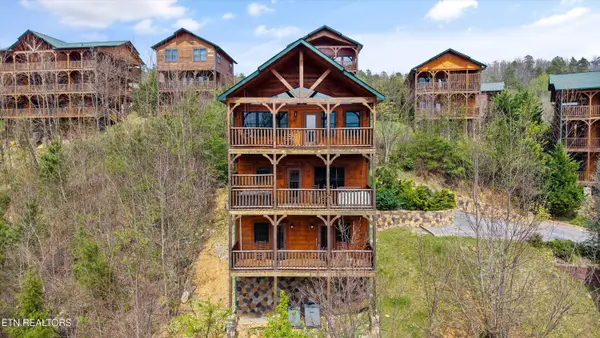 655 Gatlinburg Falls Way, Gatlinburg, TN 37738