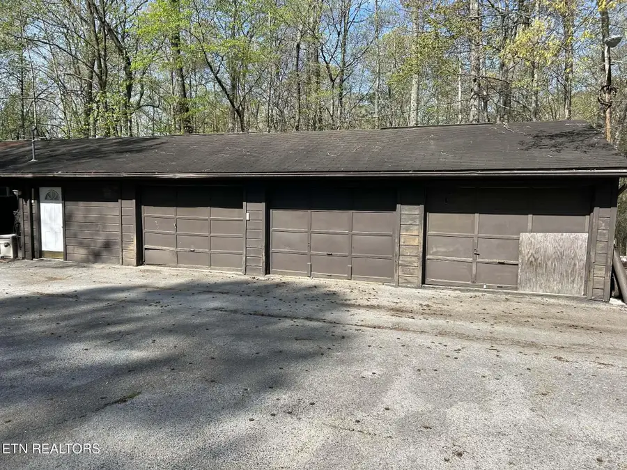 605 W Hills Drive, Harriman, TN 37748 - #2