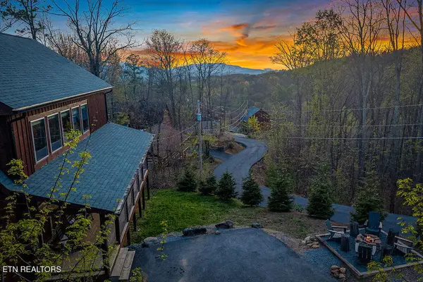 834 Pine Top Lane, Gatlinburg, TN 37738